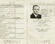 Ben paspoort dl2  Dit paspoort van Ben Löring is aangeschaft om tijdens het heilig jaar 1950 samen met Oma Löring - Spierings naar Rome te gaan. Ze zijn samen bij het vaticaan geweest, de Nederlandse afdeling en hebben toen ook de aflaat betaald en meegenomen die bij de documenten staat.