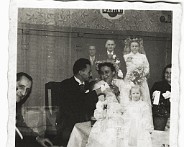 1-2-1955  Trouwdag Frits van der Linden en Corrie Löring dubbele foto(negatief (vergeten door te draaien). achtergrondfoto is uit de kerk, voorgrond is feestmiddag