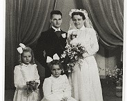 trouwfoto1  Trouwdag Frits van der Linden en Corrie Löring, 1 februari 1955 statie trouwfoto bruidsmeisjes Adrie van der Waal en Anette Löring