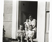 Familiefoto Jeruzalem 1959  Corrie van der Linden - Löring met kinderen in de Rogier van der Weijdenstraat nr 11 (1959) vlnr: Frits, Harrie en in de handen van Corrie Jeanette