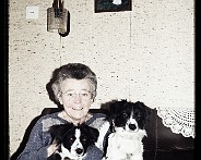 Corrie_met_de_honden De honden van Harrie & Anita van der Linden (zoon en schoondochter Corrie en Frits) waren regelmatig op logeren. Links Danny, rechts Tanja