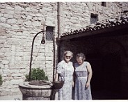 vakantie Italie  Frits van der Linden hield niet van reizen, was het liefst thuis. Dit was een foto met tante Iet (Maria of Ria, maar wij als kinderen zeiden Iet) naar Italie in 1981