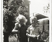 Adrie en Henk  Adrie en Henk van de Waal achter oma's huis jaren 50