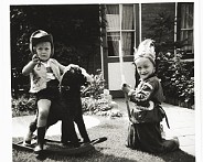 1966 Onzeker welke kinderen, waarschijnlijk Links = Peter Brouwer en rechts = Hans LÃ¶ring (Henk LÃ¶ring)