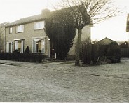 foto  In de Jaren 80 zijn Dora en Harrie Brouwer verhuisd naar een huis in Leusden. Het adres was Ansfriduslaan 34 te Leusen. Ik heb nog wel een foto gemaakt destijds van dat huis, het is het hoekhuis links van de oprit.
