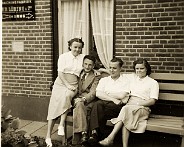 1950 en 1951 vacatiefoto  vlnr Corrie Löring, Frits van der Linden, Wim Löring en Jo Löring