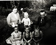 File0001  gezin Löring - Beerens op sluis 8 ongeveer 1955 voor vlnr: Anette Löring, Harrie Löring en Hennie Löring achter vlnr: Jeanne Löring - Beerens, Ad Löring en Jan Löring