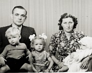 File0002  Familiefoto Löring - Beerens Links achter: Jan Löring, rechts achter: Jeanne Löring - Beerens Kinderen vlnr: Hennie, Anette en Harrie