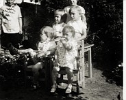 File0004  achter: Jeanne Löring - Beerens voor: onbekend achter links Harrie, daarlangs Hennie en helemaal achteraan Anette