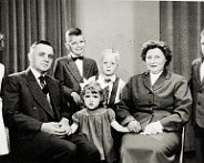 File0014D  Familiefoto eind jaren 50 vlnr Anette, Jan, Hennie, Ans, Ad, Jeanne en Harrie