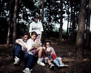 foto10 Kleinkinderen vlnr, Freek, Evi (staand), Adrie met Joost op schoot, Evi met Maud op de voorgrond