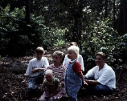 foto9 Kleinkinderen vlnr: Evie, Vera met Joost op schoot, Maud, Adrie (achtergrond) en Freek