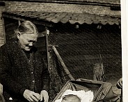1936 Mimi enkele maanden oud met Opoe