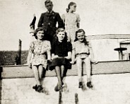 1941 Aug 1  foto op het dak van de bijkeuken.