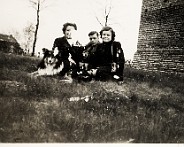 1943 October 4  vlnr: Dora, Henk en Jo oude toren in Stiphout
