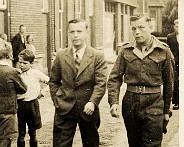 1946 Na de oorlog  Na de oorlog moest Henk naar Nederlands-Indië in militaire dienst. Links Wim, Rechts: Henk