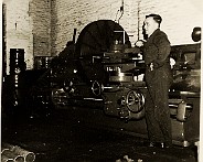 1955 Wim in de werkplaats bij de kopbank