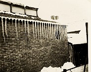 1955 Winter in Mierlo Hout IiIjspegels aan de schoenmakerswerkplaats 1