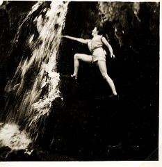 Suze bij een waterval bij Gerardmer