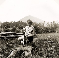 Nettie met katje bij de houtvester